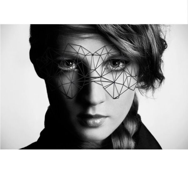 Črna vinilna maska Bijoux Indiscrets Mask, model Kristine