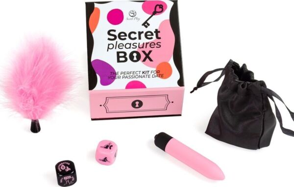 Komplet Secret Pleasures Box znamke Secret Play z dvema kockama, rožnatim mini vibratorjem, rožnato pernato metlico in črno satenasto vrečko
