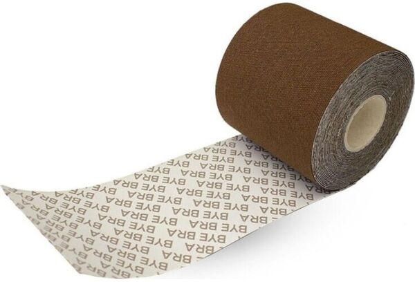 Rola telesnega traku Bye Bra Body Tape, dolga 5 m, z rjavimi pokrivali za bradavice