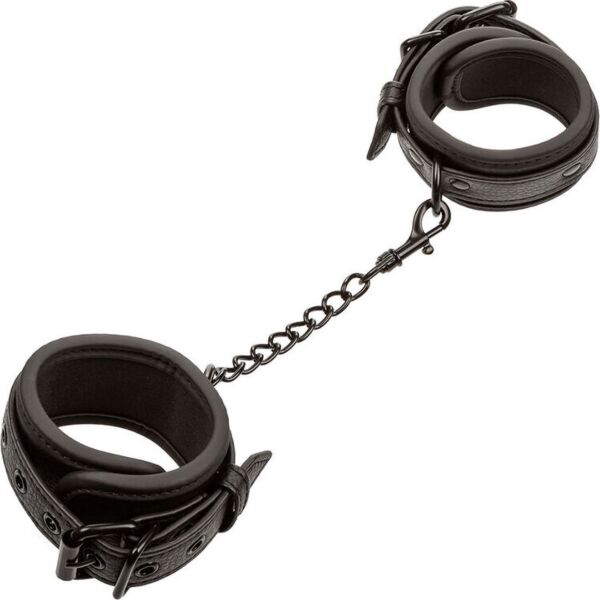 Črne lisice za zapestja CalExotics Nocturnal Wrist Cuffs s kovinsko verižico