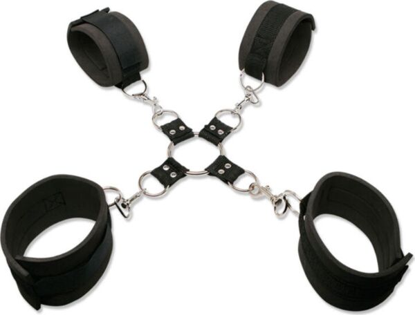 Pipedream Extreme Hogtie Kit z zapestnicami, trakovi za gležnje, kovinskim hogtie elementom in prevezo za oči