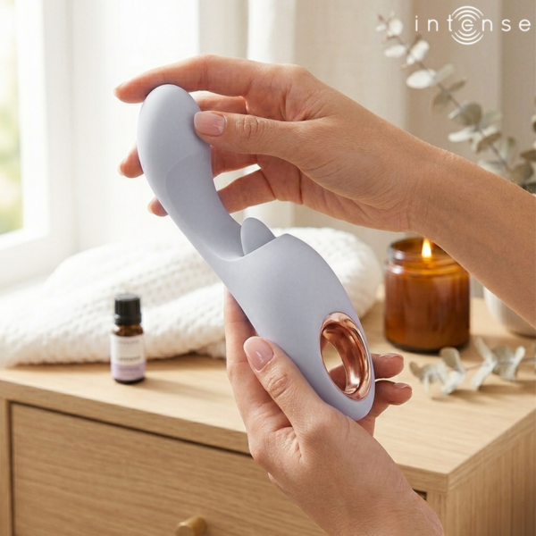 Vibrator INTENSE Anya z dvojno stimulacijo, v barvi sivke