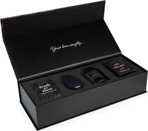 Darilni komplet za pare Je Joue Naughty Gift Set z vibratorjem Mimi, masažno svečo, satenastim povezom za oči in igro s kartami